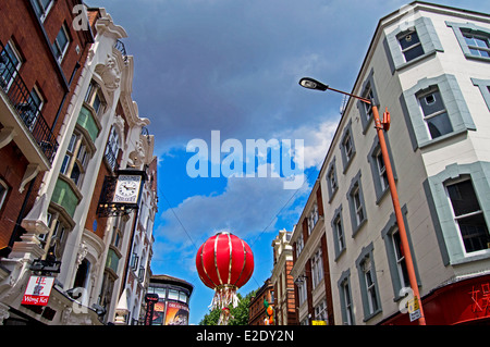 Vue sur Chinatown montrant suspendue grande lanterne, West End, City of Westminster, London, England, United Kingdom Banque D'Images