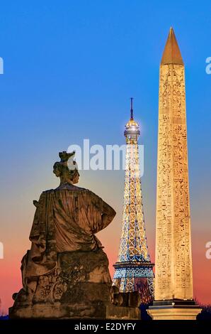 France Paris Place de la concorde avec l'obélisque et de la Tour Eiffel en arrière-plan (option -c- SETE illuminations Pierre Bideau) Banque D'Images