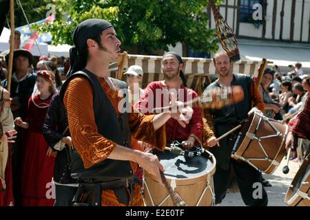 France Seine et Marne Provins inscrite au Patrimoine Mondial de l'UNESCO les Medievales de Provins spectacle de rue en place du Chatel Banque D'Images