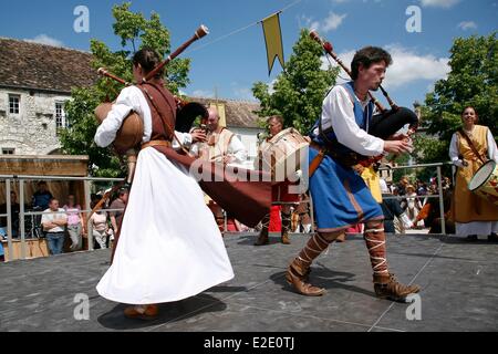France Seine et Marne Provins inscrite au Patrimoine Mondial de l'UNESCO les Medievales de Provins spectacle musical en place du Chatel Banque D'Images
