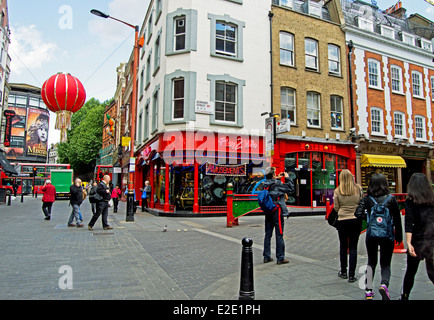 Vue sur Chinatown montrant suspendue grande lanterne, West End, City of Westminster, London, England, United Kingdom Banque D'Images