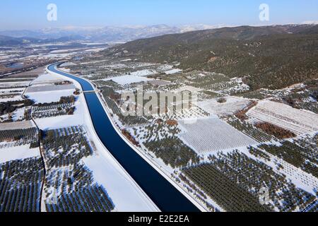 France Alpes de Haute Provence Les mees dans le canal EDF de neige et d'oliviers dans la vallée de la Durance (vue aérienne) Banque D'Images