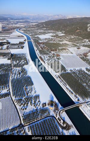 France Alpes de Haute Provence Les mees dans le canal EDF de neige et d'oliviers dans la vallée de la Durance (vue aérienne) Banque D'Images