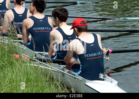 Cambridge peut les bosses, un Pembroke College men's huit avant une course Banque D'Images