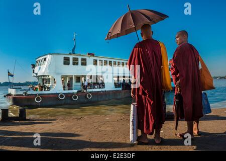 Myanmar (Birmanie) division de Yangon Yangon (rivière d'Irrawady) de l'Ayeyarwady Pansodan jetty les passagers débarquent sur le traversier pour se Banque D'Images