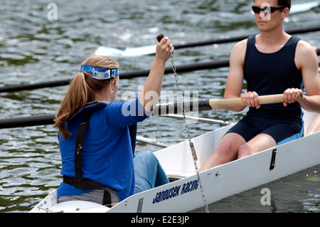 Cambridge peut les bosses, un Pembroke College men's 8 cox holding la bonde avant une course Banque D'Images