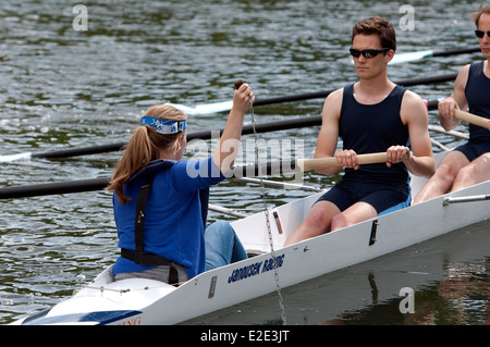 Cambridge peut les bosses, un Pembroke College men's 8 cox holding la bonde avant une course Banque D'Images