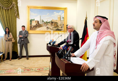 Le ministre allemand des affaires étrangères, Frank-Walter Steinmeier (L) se réunit avec l'émirat du Golfe ?s le Ministre des affaires étrangères, Khalid bin Mohamed al-ATTIYAH (R) au cours d'une conférence de presse sur l'arrivée de M. Steinmeier à Doha, Qatar, le 01 juin 2014. Steinmeier est sur une tournée au Moyen-Orient qui le mènera au Liban, les Emirats Arabes Unis et le Qatar et ses discussions comprendront le conflit en Syrie. Photo : Bernd von Jutrczenka/dpa Banque D'Images