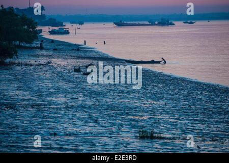 Myanmar (Birmanie) division de Yangon Yangon bateau de pêche jetée Botataung traversant la rivière Ayeyarwady (Irrawady) Banque D'Images