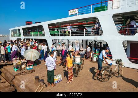 Myanmar (Birmanie) division de Yangon Yangon (rivière d'Irrawady) de l'Ayeyarwady Pansodan jetty les passagers débarquent sur le traversier pour se Banque D'Images