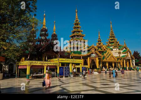 Myanmar (Birmanie) division de Yangon Yangon Kandawgyi district de la pagode Shwedagon la Prière bouddhiste Banque D'Images