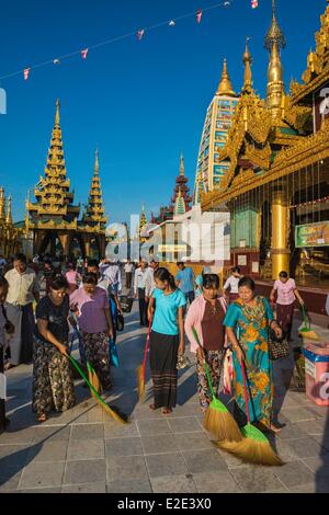 Myanmar (Birmanie) division de Yangon Yangon Quartier Kandawgyi pagode Shwedagon la pagode Shwedagon Rituel de nettoyage par les pèlerins en Banque D'Images