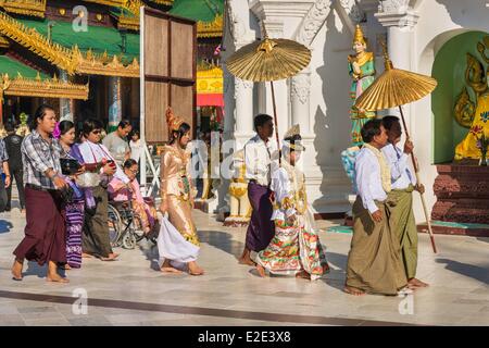 Myanmar (Birmanie) division de Yangon Yangon Singuttara Hill à l'intérieur de la pagode Shwedagon novice pendant une cérémonie d'initiation Banque D'Images