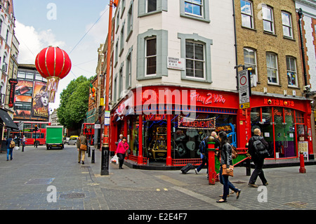 Vue sur Chinatown montrant suspendue grande lanterne, West End, City of Westminster, London, England, United Kingdom Banque D'Images