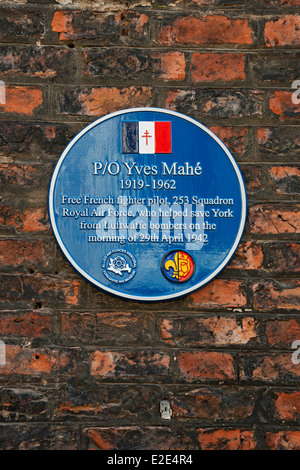 Blue plaque sur le mur pour libérer un pilote de chasse français Yves Mahe York North Yorkshire England UK Royaume-Uni GB Grande Bretagne Banque D'Images