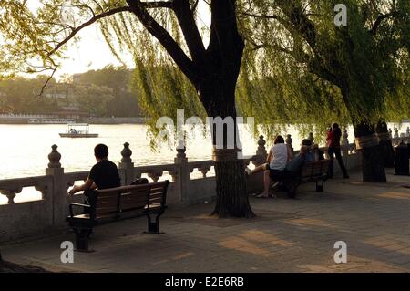 La Chine, Beijing, ville, Qiong hua Île dans le parc Beihai Banque D'Images