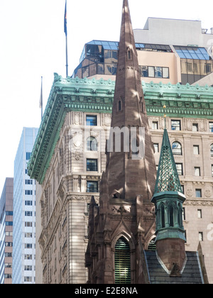 Fifth Avenue Presbyterian Church (FAPC) Spire et l'hôtel Peninsula, Cinquième Avenue, New York, USA Banque D'Images