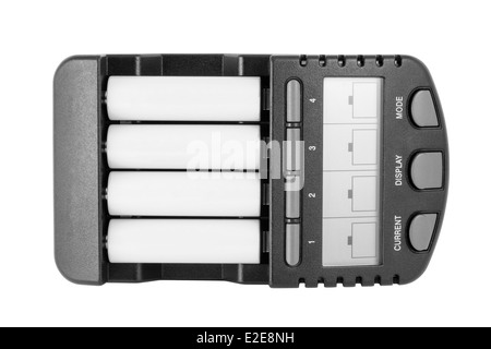 Le meilleur chargeur de batterie Ni-MH avec des piles AA. Isolé sur blanc backgroungd avec chemin de détourage. Banque D'Images