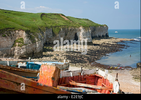 Bateaux de pêche sur la plage en été North Landing Flamborough Head falaises East Yorkshire Angleterre Royaume-Uni GB Grande-Bretagne Banque D'Images