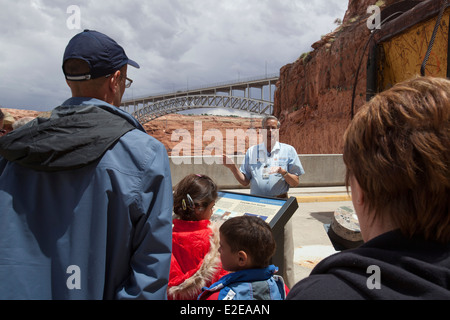 Page, Arizona - Les visiteurs d'écouter un guide lors d'une visite du barrage de Glen Canyon. Banque D'Images