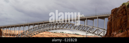 Page, Arizona - Le barrage de Glen Canyon Bridge transporte un camion FedEx sur nous 89, juste en aval du barrage. Banque D'Images