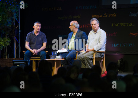 (L-r) Steve Coogan Alan Yentob & Stephen Frears parle de la réalisation du film "Philomena" à Hay Festival 2014 ©Jeff Morgan Banque D'Images