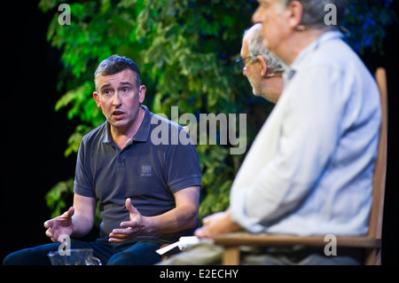 (L-r) Steve Coogan Alan Yentob & Stephen Frears parle de la réalisation du film "Philomena" à Hay Festival 2014 ©Jeff Morgan Banque D'Images