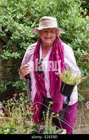 Un client heureux à un pays juste de l'usine (Stockton Bury Jardins, Leominster, Herefordshire, UK) Banque D'Images