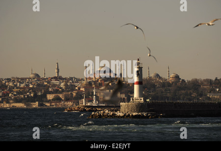 La Turquie. Istanbul. La basilique Sainte-Sophie. Premièrement, Phare et vol de mouettes. Banque D'Images