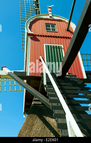 Red house sur Kalkmolen, une usine de post creux , situé à Hoogmade, Hollande méridionale, Pays-Bas Banque D'Images