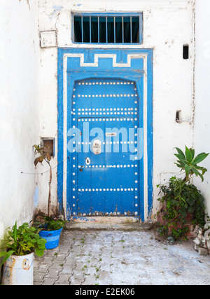 Vieille porte en bois bleu et blanc des murs. Medina, partie historique de Tanger, Maroc Banque D'Images