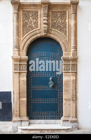 L'ancienne porte bleue avec décoration. Tanger, Maroc Banque D'Images