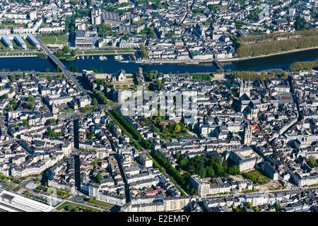 France Maine et Loire Angers Maine la rivière et la ville le château Saint Aubin et tour de la cathédrale Saint Maurice (vue aérienne) Banque D'Images