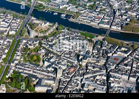 France Maine et Loire Angers Maine la rivière et la ville le château Saint Aubin et tour de la cathédrale Saint Maurice (vue aérienne) Banque D'Images