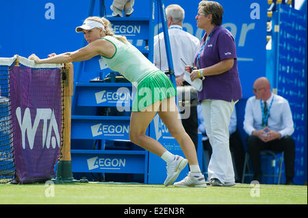 Eastbourne, Royaume-Uni, 19 juin, 2014. Caroline Wozniacki du Danemark jusqu'à la valeur limbers lors d'une pause dans son match contre Camila Giorgi de l'Italie pour une urgence médicale dans les stands tout en jouant leur match remporteront au quatrième jour de l'Aegon International au Devonshire Park, Eastbourne. Credit : MeonStock/Alamy Live News Banque D'Images