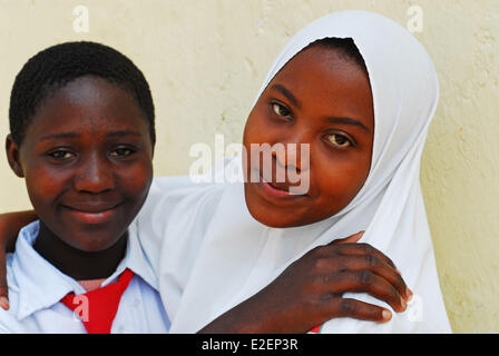 La région de Mwanza, Tanzanie, Mwanza, musulmans et chrétiens en tant qu'amis étudiants hugging Banque D'Images