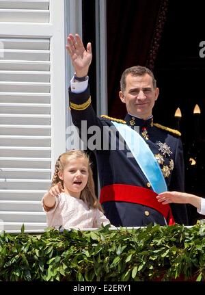 Madrid, Espagne. 19 Juin, 2014. Leonor Princesse des Asturies roi espagnol Felipe VI d'amd sur le balcon du Palais Royal, à Madrid, Espagne, 19 juin 2014. Roi d'Espagne Felipe VI a été officiellement proclamé roi. Photo : Patrick van Katwijk/Pays-Bas ET FRANCE OUT - AUCUN FIL - SERVICE/dpa/Alamy Live News Banque D'Images