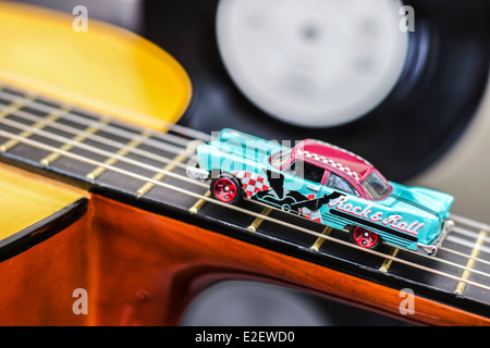 Rock & Roll à la guitare jouet miniature de voiture Banque D'Images