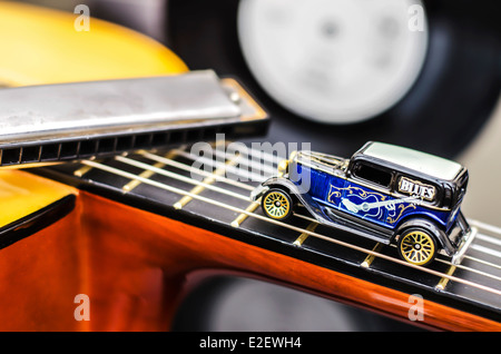 Voiture jouet miniature de blues à la guitare Banque D'Images