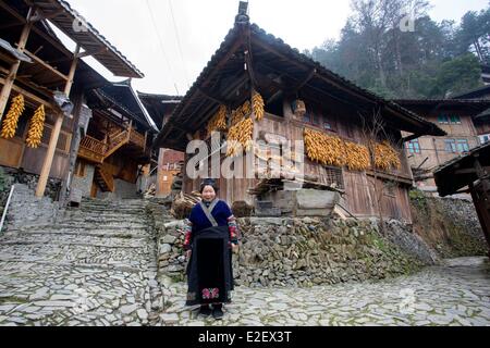 La Chine, la province du Guizhou, Langde, longue jupe Miao en costume traditionnel Banque D'Images