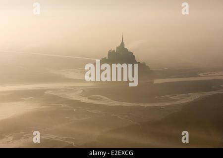 France, Manche, baie du Mont Saint Michel, classé Patrimoine Mondial de l'UNESCO, le Mont Saint Michel (vue aérienne) Banque D'Images