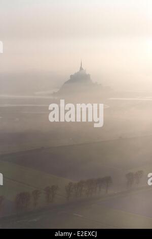 France, Manche, baie du Mont Saint Michel, classé Patrimoine Mondial de l'UNESCO, le Mont Saint Michel (vue aérienne) Banque D'Images