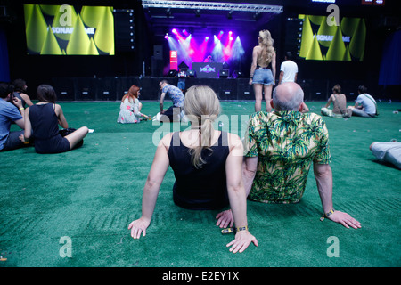 Festivaliers vu la détente ou le refroidissement au cours de la musique et des médias de l'avancée du Sonar festival de Barcelone, Espagne Banque D'Images