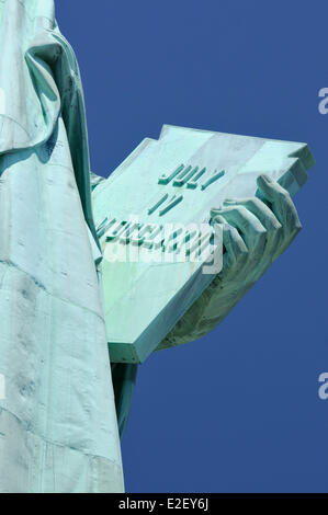 United States, New York, Liberty Island, la Statue de la liberté, le livre de la Constitution américaine dans la main de la statue Banque D'Images