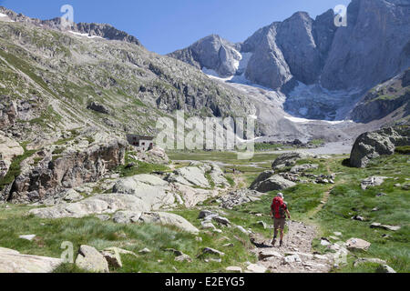 France, Hautes Pyrénées, Massif du Vignemale, Cauterets, randonneur sur le GR10 Chemin de randonnée pour les Oulettes de Gaube refuge de montagne Banque D'Images