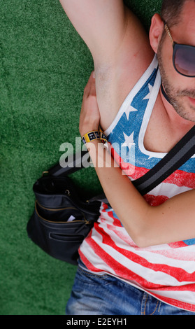 Festivaliers vu la détente ou le refroidissement au cours de la musique et des médias de l'avancée du Sonar festival de Barcelone, Espagne Banque D'Images