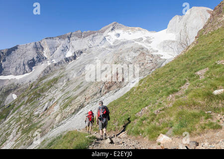 France, Hautes Pyrénées, Gavarnie, massif du Vignemale, les randonneurs sur le GR10, sentier, vallée de l'Ossoue Banque D'Images