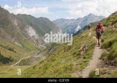 France, Hautes Pyrénées, Gavarnie, massif du Vignemale, les randonneurs sur le GR10, sentier, vallée de l'Ossoue Banque D'Images