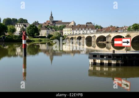 En France, la Haute Saône, Gray, la Saône, le pont de pierre, la basilique Notre-Dame en date du 15e siècle Banque D'Images