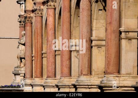 France Haute Saone Gray mairie du 15e siècle, des colonnes de marbre rose de sampans statue du peintre F. Desvoge par Banque D'Images